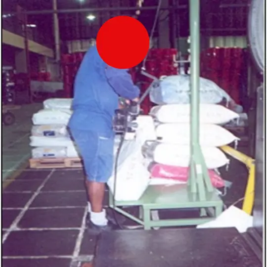 Dispositivo para manuseio e costura de sacas de polímeros